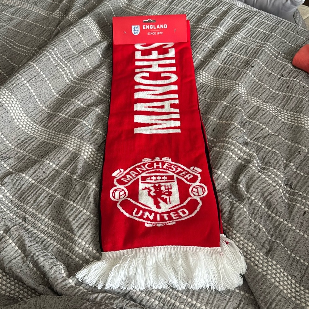 Manchester Uniter soccer scarf NWT